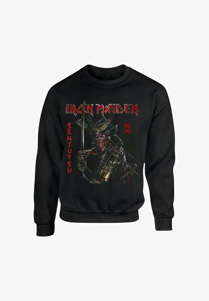 Svart hettegenser med grafikk av en kriger med sverd, detaljert i nyanser av grått og rødt, med "Iron Maiden"-tekst i fete bokstaver.
