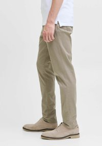 Jack & Jones MIT SLIM FIT - Pantalones chinos - brindle