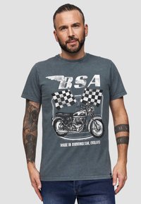 Grå bomulds t-shirt med et grafisk motiv af en motorcykel, "BSA" tekst og ternede flag. Designet har en slidt finish.