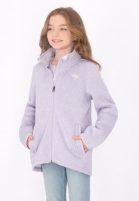 Chaqueta de cremallera lila clara con un alto cuello, bolsillos frontales y textura suave. Presenta un pequeño logo blanco en el pecho.