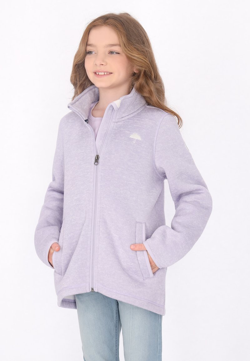 Chaqueta de cremallera lila clara con un alto cuello, bolsillos frontales y textura suave. Presenta un pequeño logo blanco en el pecho.