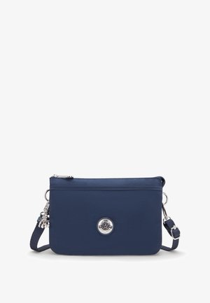 Granatowa torebka na ramię wykonana z materiału o fakturze, z metalowym logotypem, zamknięciem na zamek błyskawiczny oraz regulowanym paskiem.