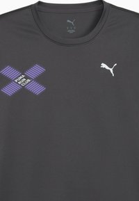 Kurzarm-T-Shirt mit Rundhalsausschnitt aus dunkelgrauem Stoff. Mit einem weißen Puma-Logo und einem lila gemusterten Grafikdesign mit dem Text "PUMA RUN CLUB".