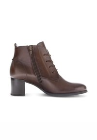 Braune Leder-Stiefelette mit Blockabsatz, seitlichem Reißverschluss und vorderen Schnürsenkeln, im Profil vor einem weißen Hintergrund dargestellt.