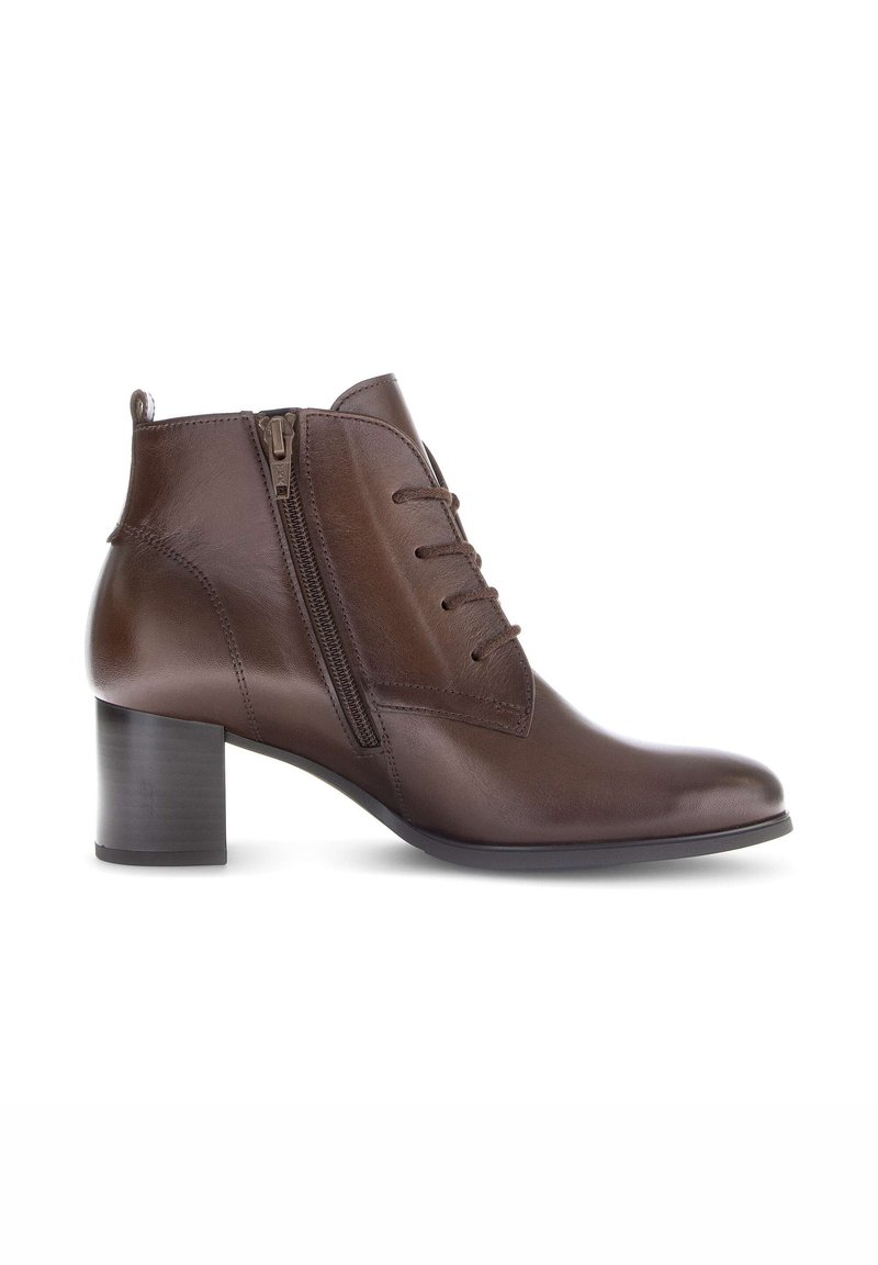 Braune Leder-Stiefelette mit Blockabsatz, seitlichem Reißverschluss und vorderen Schnürsenkeln, im Profil vor einem weißen Hintergrund dargestellt.