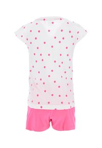 Weißes Oberteil mit rosa Punkten und kurzen Ärmeln, kombiniert mit rosa Shorts. Aus Baumwollmaterial, einfaches Design, leuchtende Farben.