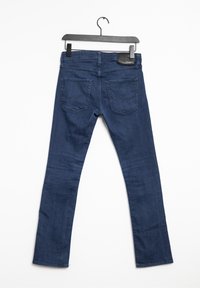 Mörkblå denimjeans med rak ben, fem fickor och en läderlapp vid midjan bak. Slät textur och minimal blekning.