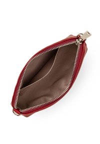Borsa in pelle rossa con chiusura a zip, caratterizzata da un esterno liscio e un interno foderato con due scomparti. Accenti in metallo argento visibili.