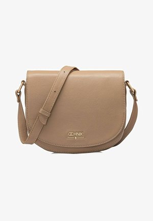 Torba na ramię z taupe skóry z regulowanym paskiem i złotym logo OCHNIK na przedniej klapce zamknięcia.