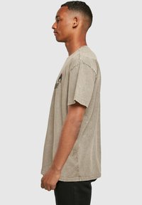 Merchcode FRIDA KAHLO UNIQUE ACID WASHED HEAVY OVERSIZE TEE - T-shirt z nadrukiem