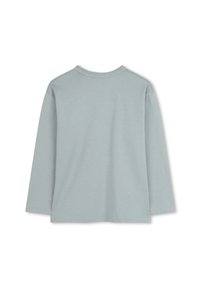 Lichtblauwe lange mouwen t-shirt, gemaakt van zachte katoen. Voorzien van een ronde halslijn en stikseldetails langs de schouders en onderrand.