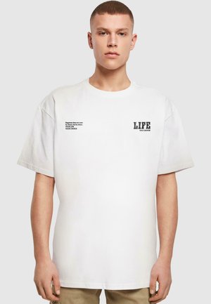 Weißes Baumwoll-T-Shirt mit kurzen Ärmeln, auf der Vorderseite mit schwarzem Text: "LIFE" und einem Zitat an der Seite. Angenehm zu tragender Schnitt, schlichtes Design.