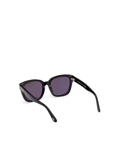 Lunettes de soleil noires avec une monture rectangulaire audacieuse, des verres teintés de violet et une finition lisse et brillante. Comprend des accents dorés sur les branches.