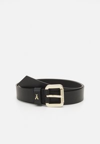 Cintura in pelle nera con finitura testurizzata, dotata di una fibbia dorata e di un piccolo emblema di ape sulla cinghia, che mette in mostra un design semplice.