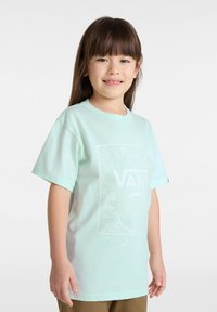 Helles mintgrünes Baumwoll-T-Shirt mit kurzen Ärmeln, das ein weißes Vans-Graphic-Design mit Tier- und Skate-Elementen aufweist.