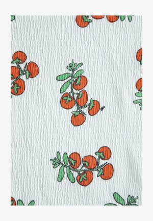 Patrón de pequeños tomates naranjas con hojas verdes sobre fondo de tela blanca texturizada en un diseño repetitivo.