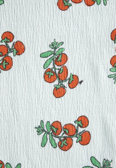 Motif de petites tomates orange avec des feuilles vertes sur un fond de tissu blanc texturé dans un design répétitif.