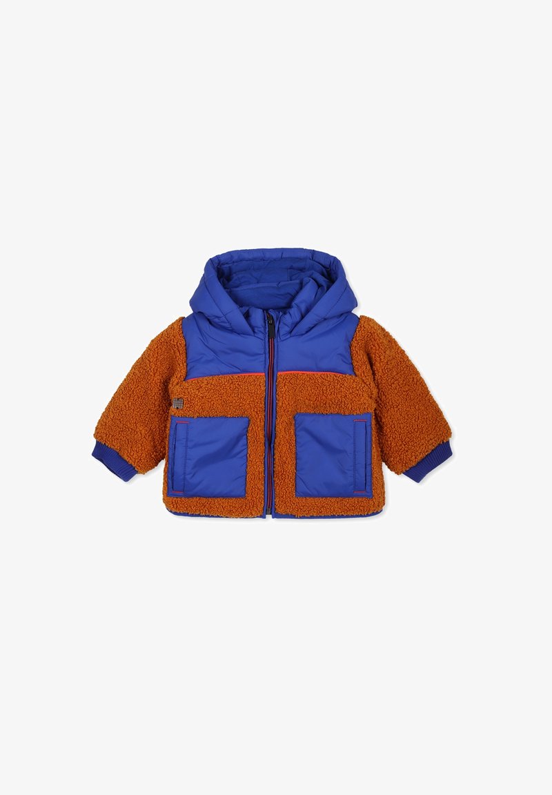 Gewatteerde jas met een blauwe nylon bovenkant en een oranje pluizige fleece onderkant, uitgerust met twee voorzakken en een capuchon. Gelaagd materiaal, korte mouwen.