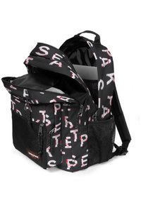 Schwarzer Rucksack mit rot-weißem Textmuster. Verfügt über mehrere mit Reißverschluss verschlossene Fächer, Netzseitentaschen und gepolsterte Tragegurte.
