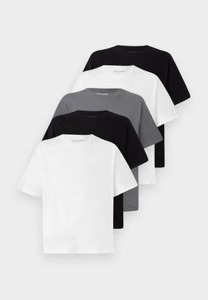 Pieci vienkārši t-krekli baltā, gaiši pelēkā, tumši pelēkā, melnā un tumši zila krāsā. Īsas piedurknes un apaļi dekoltē, izgatavoti no mīksta kokvilnas auduma.