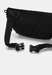 Sac à taille noir en maille, doté d'une poche zippée, d'une sangle ajustable et de fermetures en plastique, conçu pour la praticité et le confort.