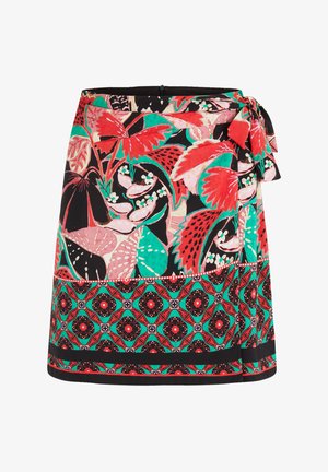 Falda envolvente floral en vibrante rojo, verde y negro con un lazo en la cintura. Presenta patrones audaces y una tela texturizada.