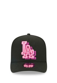 Schwarze Snapback-Cap mit einem erhabenen, mehrfarbigen rosa und weißen gestickten "LA"-Logo auf der Vorderseite. Glatte Stoffoberfläche.