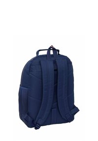 Granatowy plecak wykonany z wytrzymałego materiału, z wyściełanymi paskami na ramiona, uchwytem u góry oraz siateczkowymi kieszeniami bocznymi dla dodatkowego miejsca na przechowywanie.