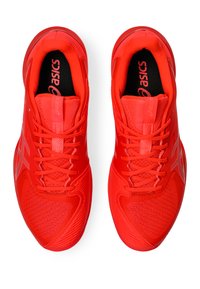 Rote Sportschuhe mit einem Obermaterial aus Mesh, strukturierten Mustern und flachen Schnürsenkeln. Das Logo ist auf der Zunge und der Seite sichtbar.