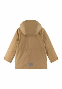 Beige wasserdichte Jacke mit Kapuze, langen Ärmeln und tailliertem Schnitt. Sie hat eine glatte Textur und ein rechteckiges Logo-Patch am Saum.