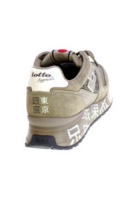 Sneaker in suede e mesh grigio con accenti bianchi. Presenta un colletto e una linguetta imbottiti, dettagli del logo e suola in gomma testurizzata.