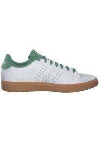 Zapatilla de piel blanca con acentos verdes, con textura suave, puntera redonda, detalles perforados en el lateral y suela de goma.