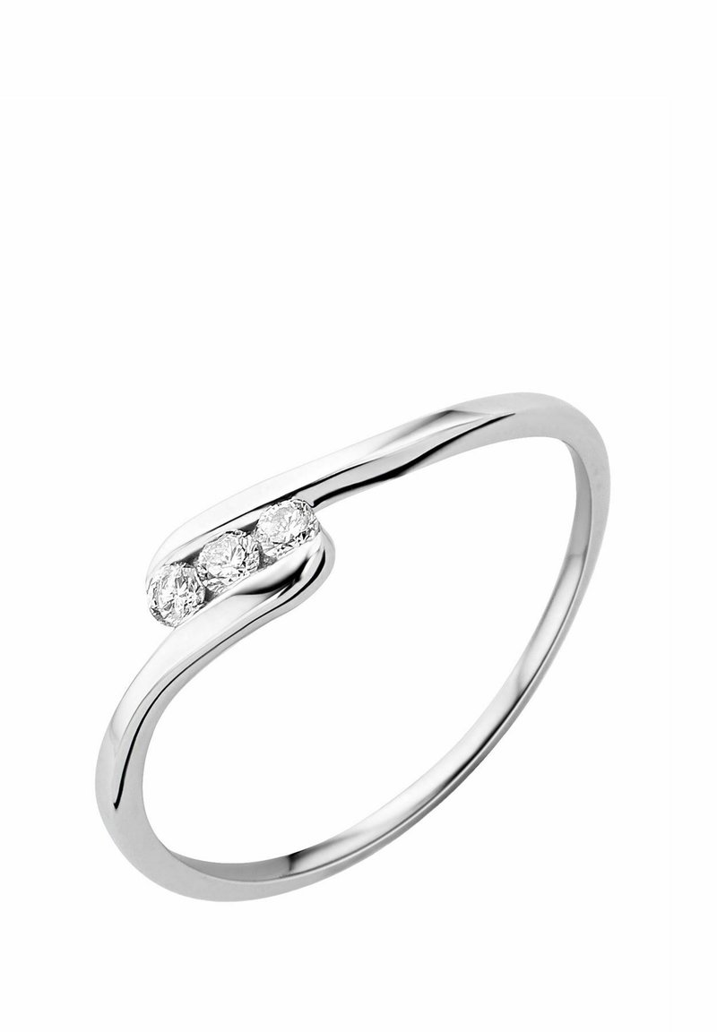Strieborný prsteň s zakriveným dizajnom, ktorý má tri malé, čisté diamanty zasadené do hladkého pásu. Povrch je leštený a reflexný.