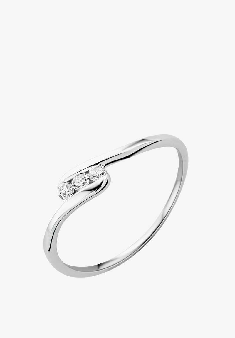 Strieborný prsteň s zakriveným dizajnom, ktorý má tri malé, čisté diamanty zasadené do hladkého pásu. Povrch je leštený a reflexný.