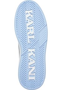 Semelle d'une basket bleu clair avec motif en chevrons et nom de la marque "KARL KANI" en relief en lettres majuscules.