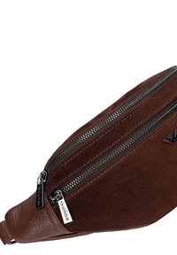 Bruine suède en leren schoudertas met twee zilveren ritssluitingen, schuin ontwerp en logo-detail. Heeft een gestructureerd oppervlak en een strakke afwerking.