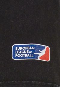 Sort stof med et rektangulært logo, der har teksten "EUROPEAN LEAGUE of FOOTBALL" i hvidt, ledsaget af blå og røde accenter samt en spiller-silhuet.