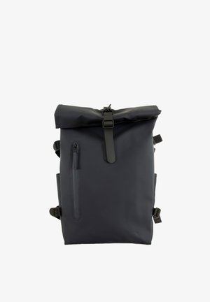 Sac à dos noir à enroulement supérieur en matériau imperméable, avec bretelles réglables, une poche latérale zippée et un design minimaliste.