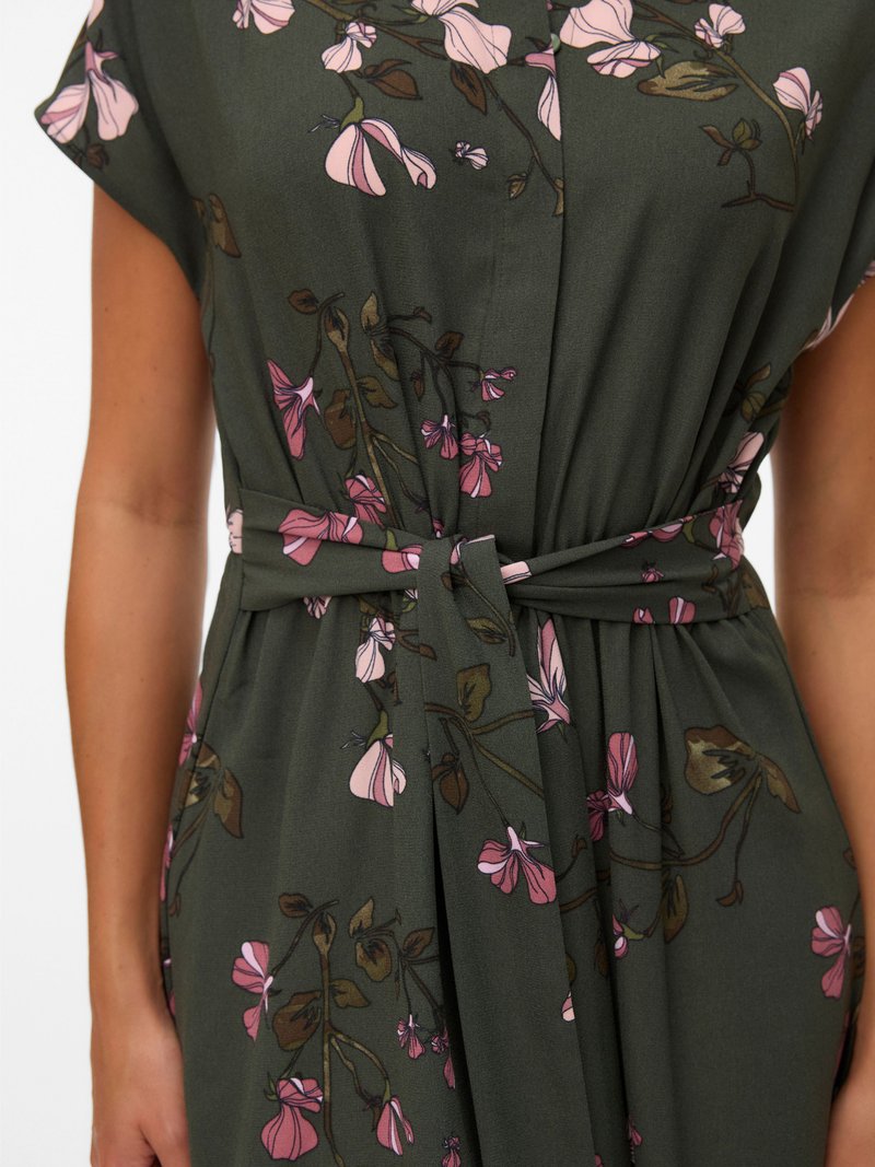 Robe fleurie à manches courtes, en tissu vert foncé, motif floral rose et marron, ceinture à la taille, plis et texture lisse.