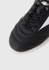 Cască de fotbal din piele neagră, cu un design texturat, cusături distinctive și un accent alb pe lateral. Închidere cu șireturi în față.