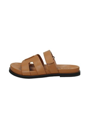 Sandalia deslizante de cuero marrón con dos correas anchas, diseño cortado y suela de goma. Presenta un detalle de hebilla ajustable y un acabado suave.