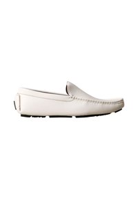 Mocassin blanc en cuir à enfiler avec semelle en caoutchouc noire et détails cousus, présenté en profil latéral sur fond blanc.