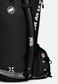 Czarny plecak w wzór kratki, z srebrowym czekanem, czarną rączką i pomarańczowymi akcentami. Na materiale i elementach sprzętowych są widoczne logotypy.