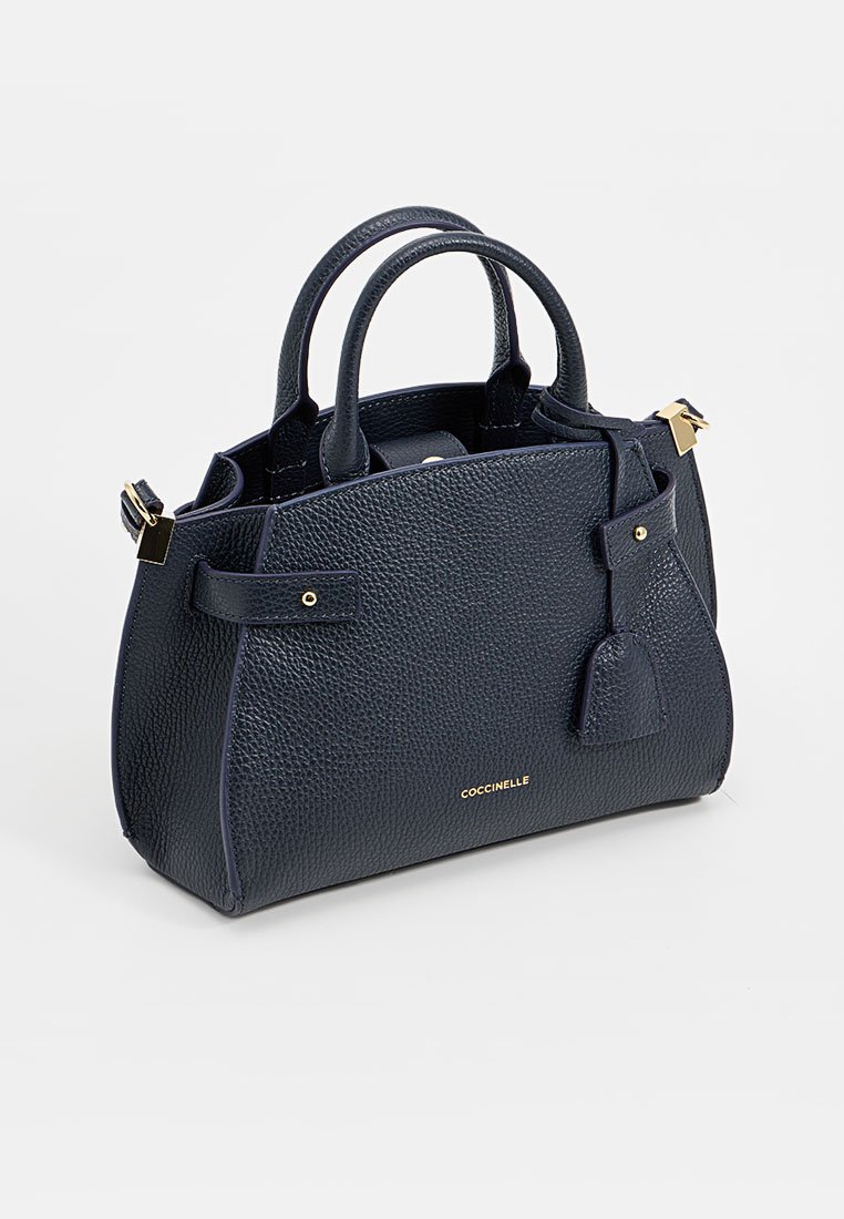 Borsa in pelle granulata blu navy con due manici corti, dettagli in metallo dorato e un'etichetta rimovibile. Forma rettangolare con design strutturato.