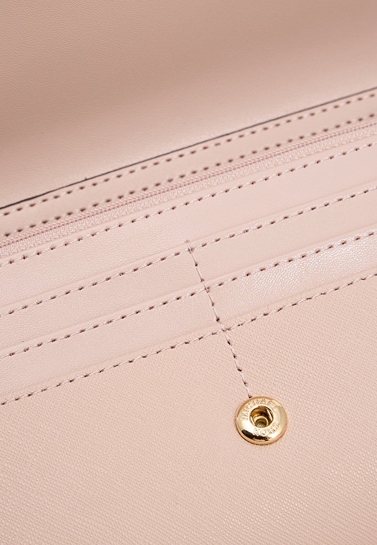 Intérieur de portefeuille en cuir rose pâle avec poche zippée, accents cousus et détail de bouton-pression en métal doré. Texture lisse avec un design structuré.