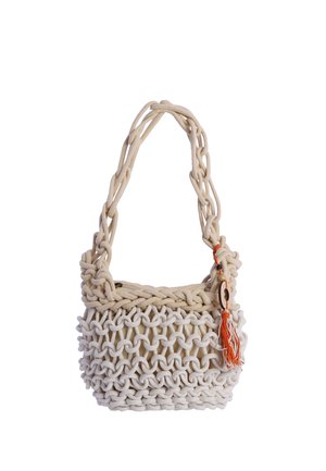 Bolso de hombro beige de macramé con correas trenzadas gruesas y un adorno de borla naranja que cuelga de un lado.