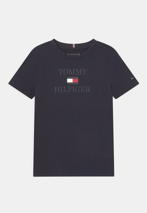 Marineblaues Baumwoll-T-Shirt mit dem Schriftzug "TOMMY HILFIGER" und Logo in Rot, Weiß und Blau. Kurzärmlig, Rundhalsausschnitt und schlanke Passform.