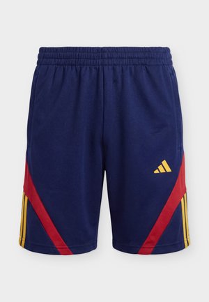 Pantaloncini sportivi blu navy con fascia elastica in vita, strisce diagonali rosse, strisce laterali gialle e piccolo logo giallo sulla gamba destra.