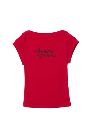 Rotes T-Shirt mit kurzen Ärmeln und schwarzem, kursivem Text "Avoiding Red Flags" mittig auf der Vorderseite.
