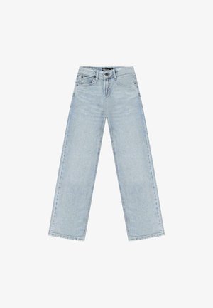 Lichtblauwe jeans met rechte pijpen, voorzakken, riemlussen en een knoopsluiting in de taille, plat gelegd op een witte achtergrond.